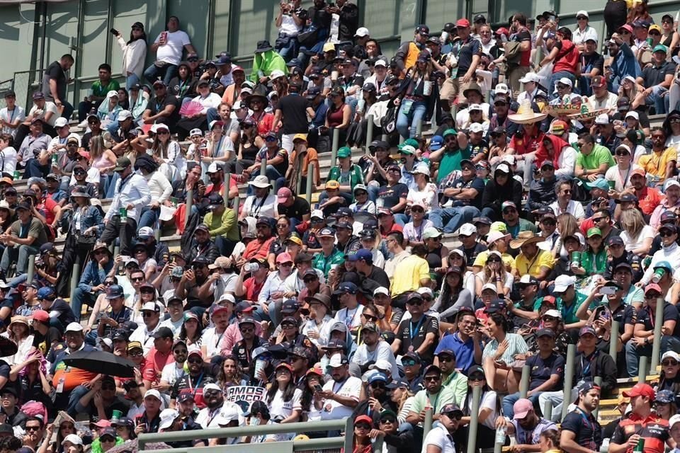 Pese al fuerte calor que se ha sentido en los últimos días, la afición no se pierde ningún detalle en las gradas.