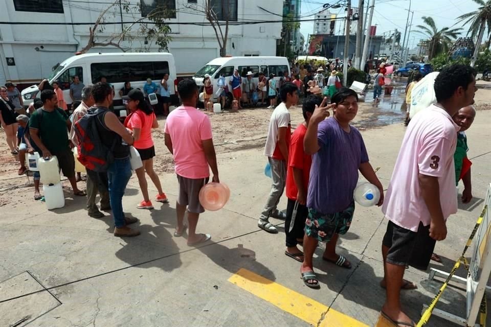 Personas hacen filas para conseguir combustible en Acapulco.