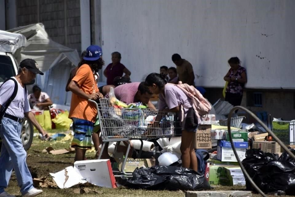 Pobladores han realizado saqueos de alimentos en diversas tiendas.