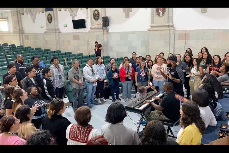 El Coro de la Universidad de Guanajuato y The Sounds of Zamar comparten canciones en emocionante ensayo durante el Festival Cervantino.