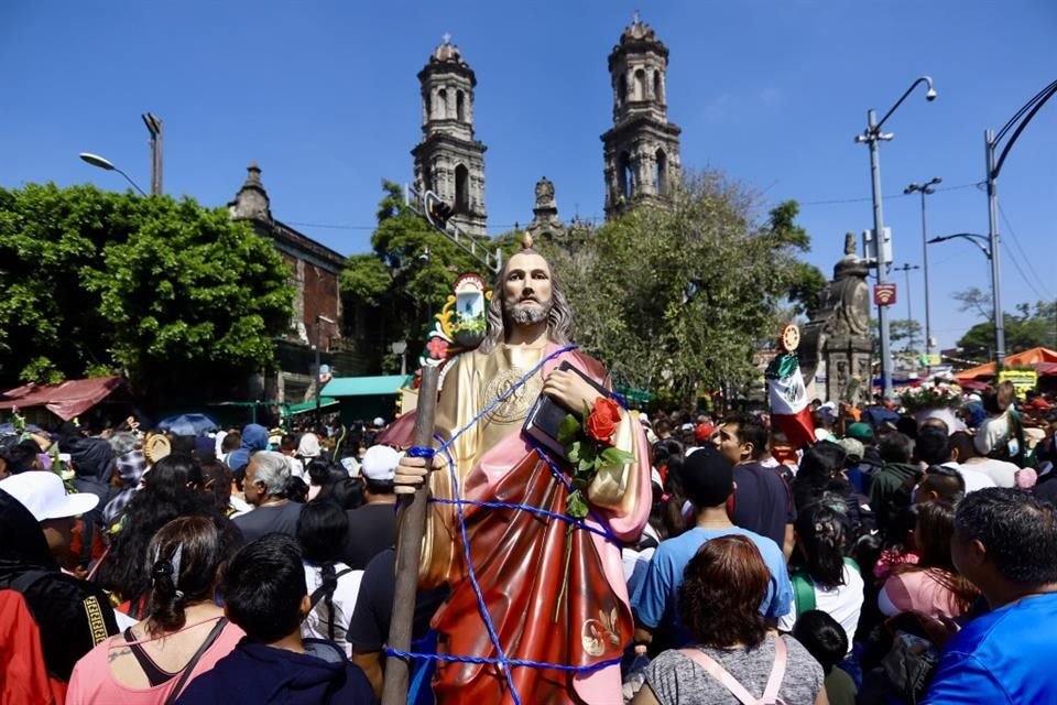 Fieles de San Judas Tadeo acuden a la Iglesia de San Hipólito; hay operativo de seguridad.