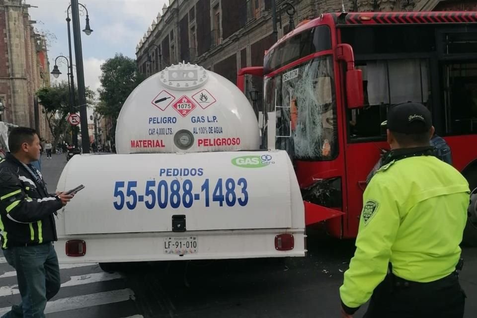 Tras detenerse, dos pasajeras, de 70 y 69 años, y un pasajero, de 71, resultaron con golpes que no requirieron ser trasladados.