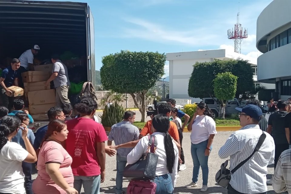 La UNAM informó que entregó a autoridades de la UAG 40 toneladas de ayuda para los damnificados por el huracán 'Otis' en Guerrero.