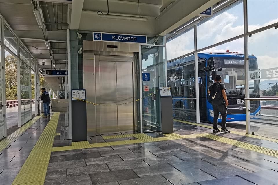 El Trolebús Elevado se inauguró el 28 de octubre de 2022; a un año, tres estaciones carecen de elevador.