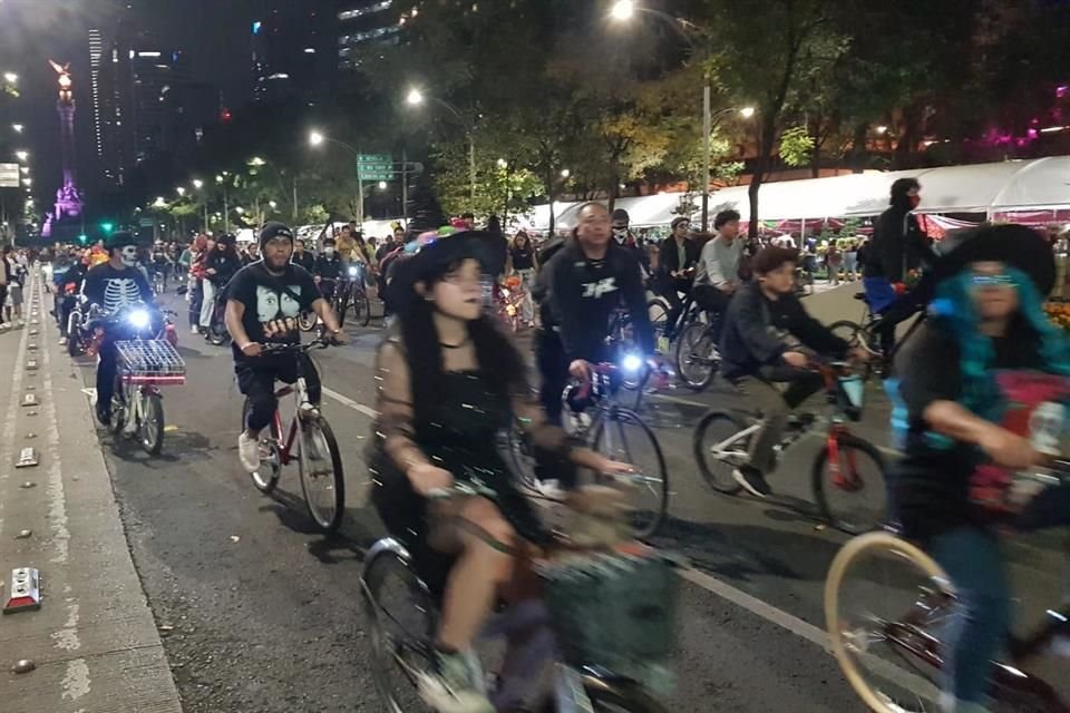 Miles de ciclistas participan en el Paseo Nocturno por el Día de Muertos.