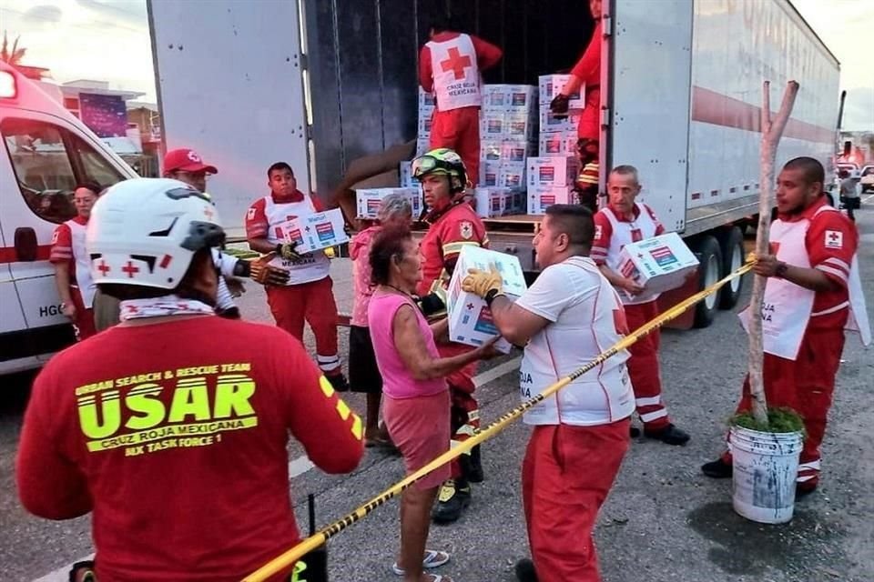 Personal de la Cruz Roja Mexicana participó en la entrega de víveres a personas damnificadas en Acapulco.