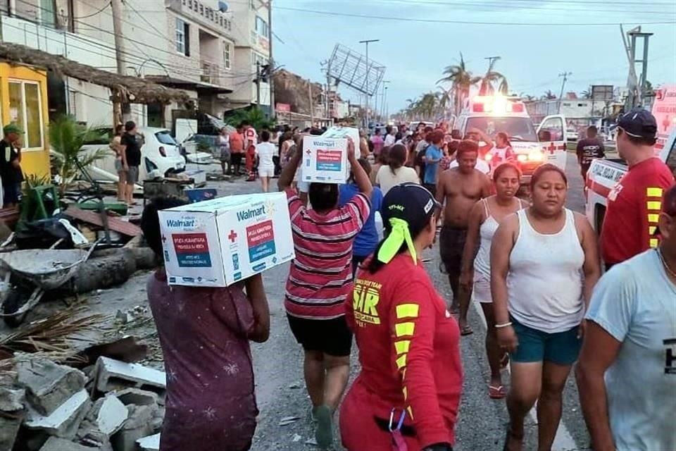 Alrededor de 300 voluntarios se unieron a la labor.