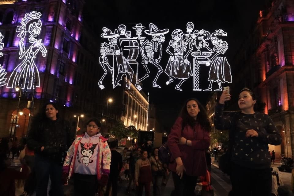 El encendido del alumbrado por el Día de Muertos, en el Zócalo capitalino, es un homenaje por los 110 años luctuosos del artista José Guadalupe Posada.