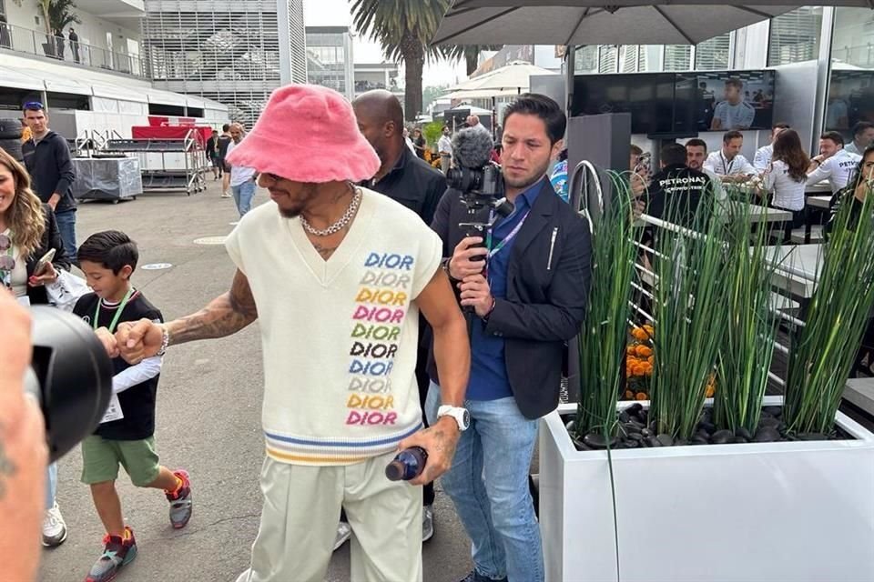 Lewis Hamilton nunca pierde el estilo y este domingo llegó luciendo ropa de un prestigiado diseñador.