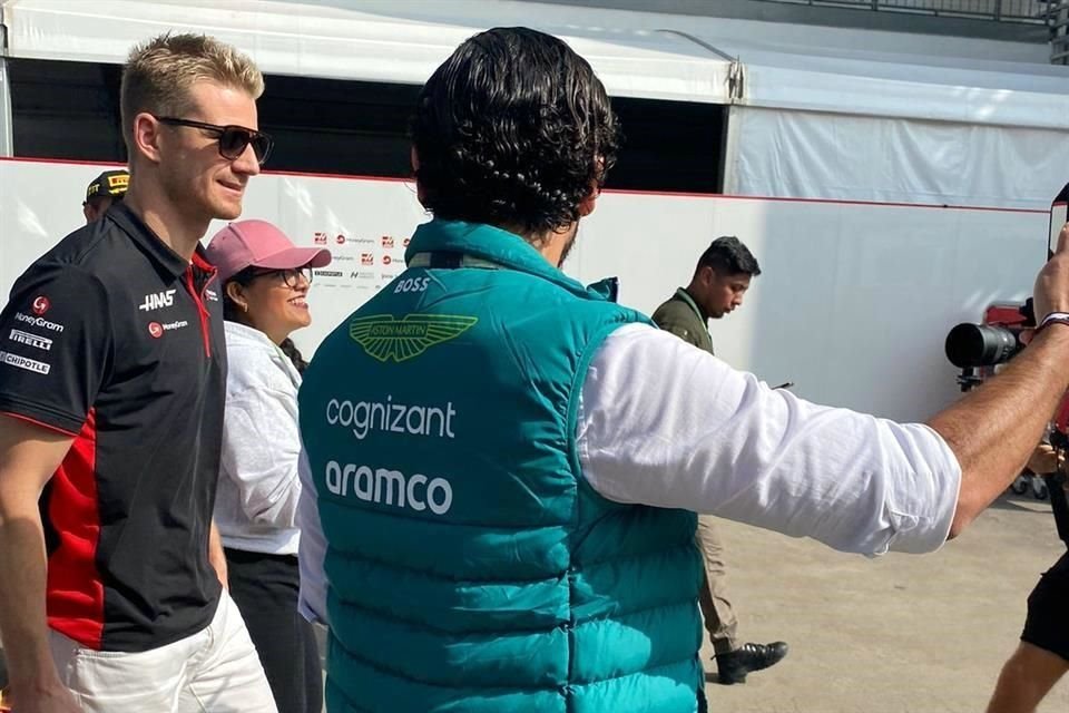 Nico Hülkenberg se dio el tiempo para atender a sus fans en el Autódromo Hermanos Rodríguez.