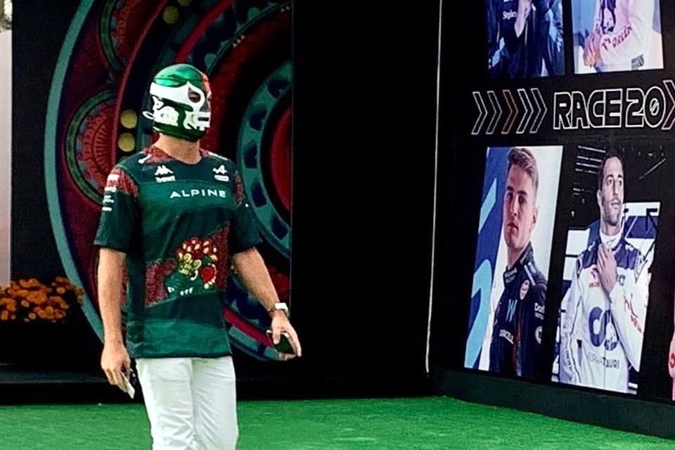 Pierre Gasly, de Alpine, apareció muy mexicano, luciendo una máscara.