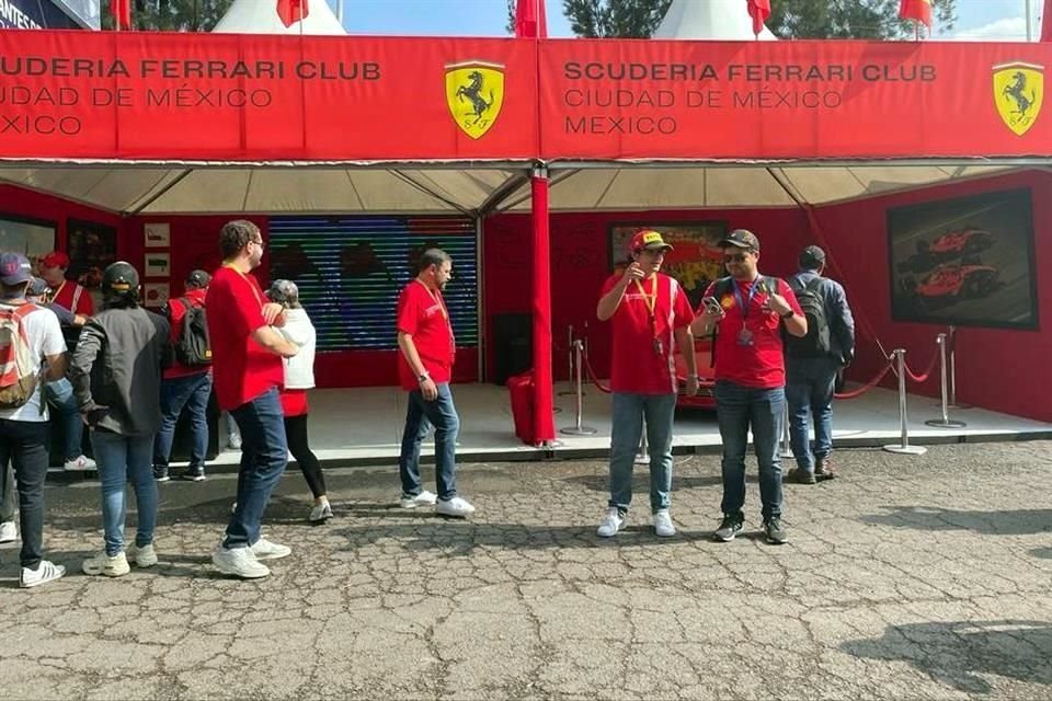 El club de fans oficial de Scuderia Ferrari Ciudad de México se reunió en la puerta 12 del Autódromo.