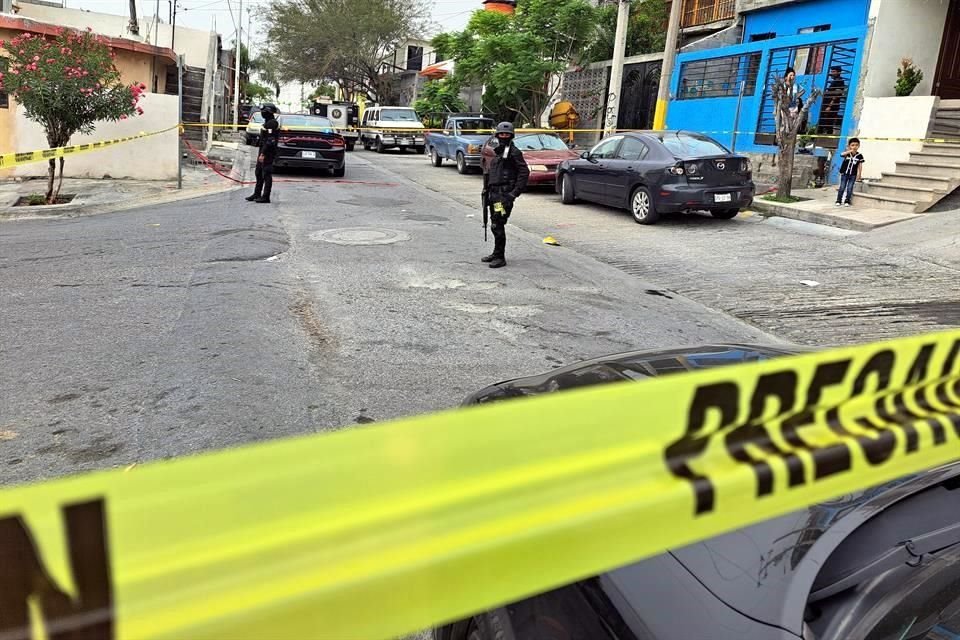 Uniformados municipales acordonaron el área donde los empistolados dispararon contra las víctimas, en la calle Loma Grande.