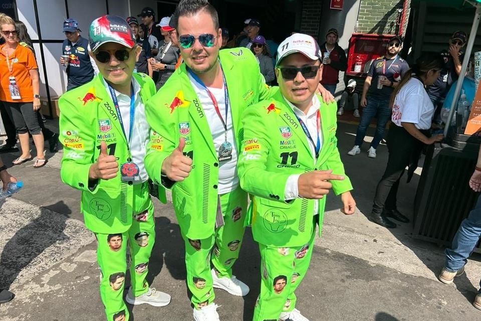 Este grupo de aficionados decidieron invertirle a su indumentaria y apoyar a su ídolo Checo Pérez.