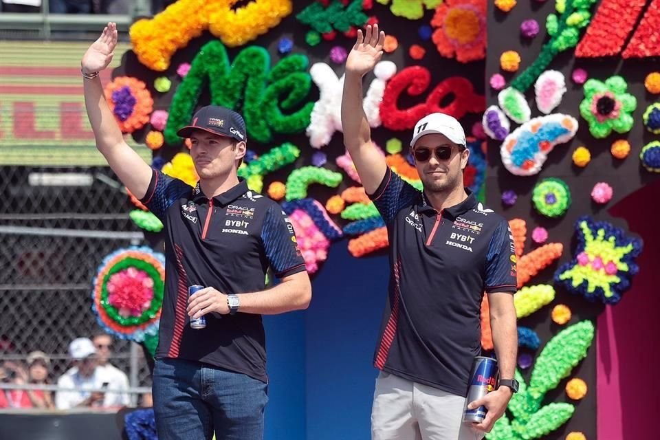 Max Verstappen y Sergio Pérez al momento de la presentación de los pilotos.