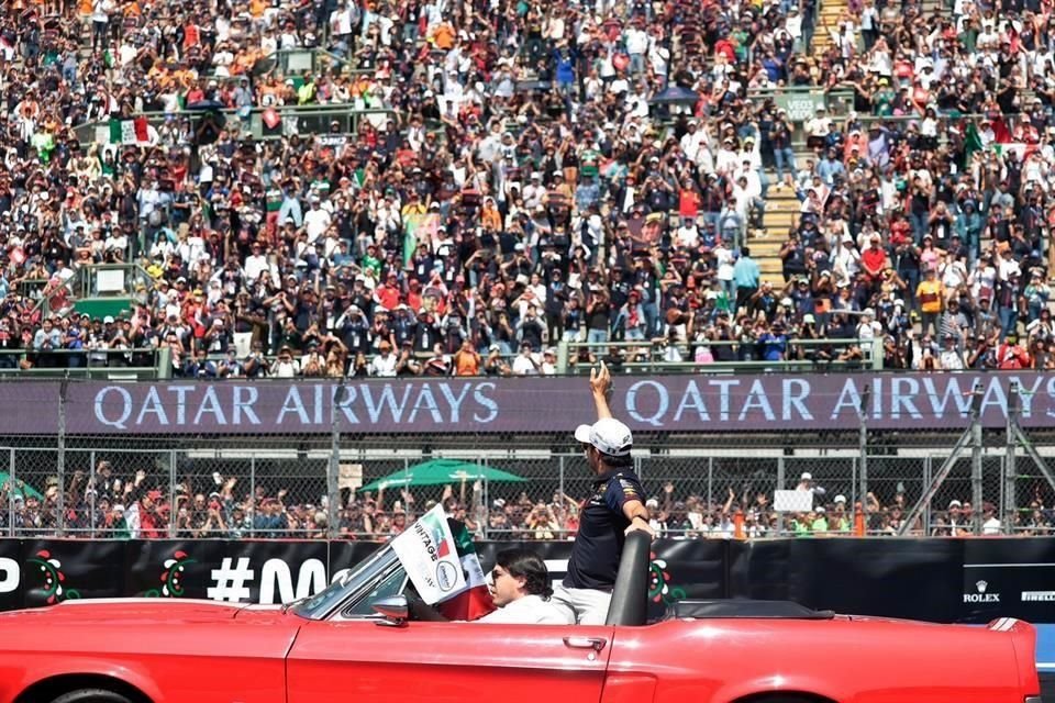 Así saludó Checo Pérez a la fanaticada presente en el Autódromo Hermanos Rodríguez en la antesala del Gran Premio de México.