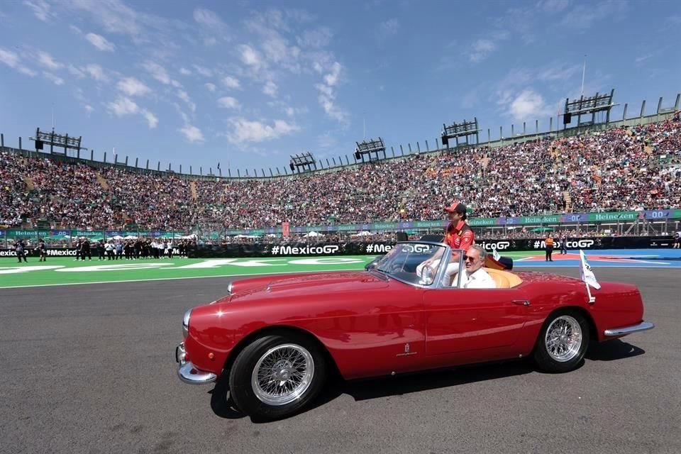 El recorrido del piloto español Carlos Sainz de cara al Gran Premio de México en un auto de colección.