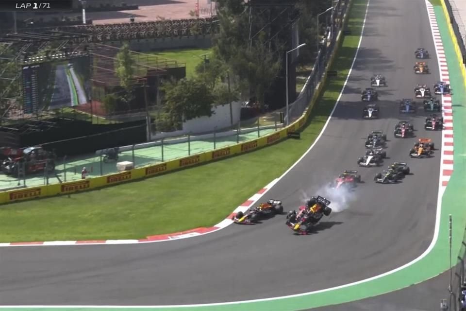 El piloto mexicano queda fuera del Gran Premio de México luego de un contacto con Charles Leclerc en la primera curva