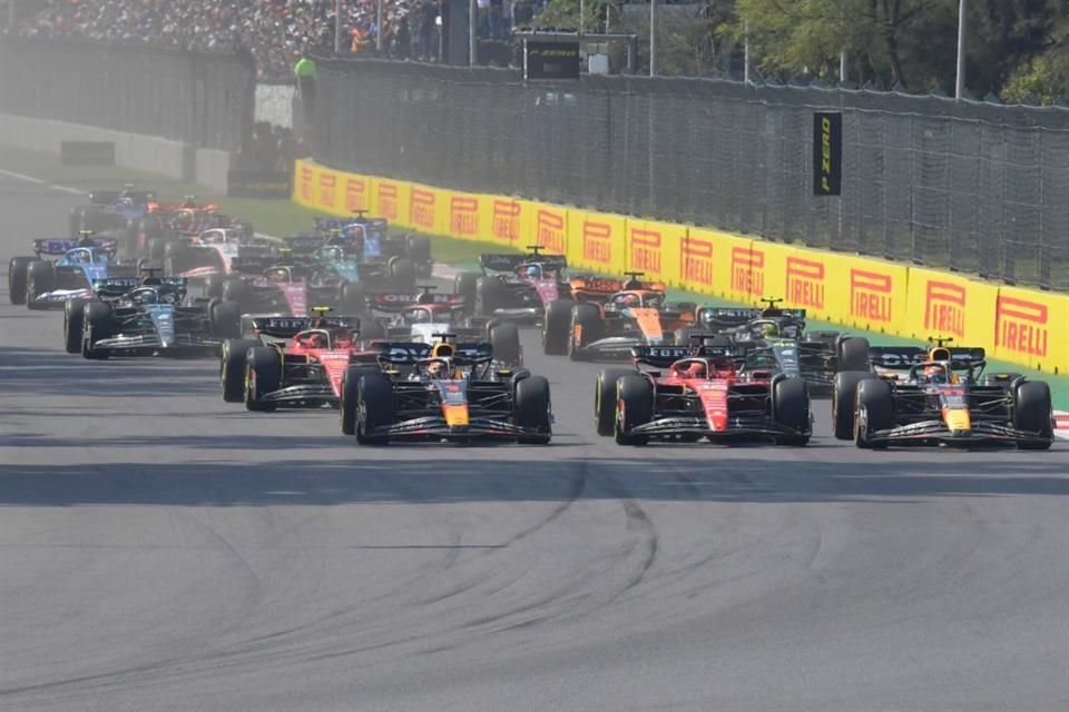 Checo Pérez (derecha) intentó atacar por fuera y terminó impactando el auto de Charles Leclerc.