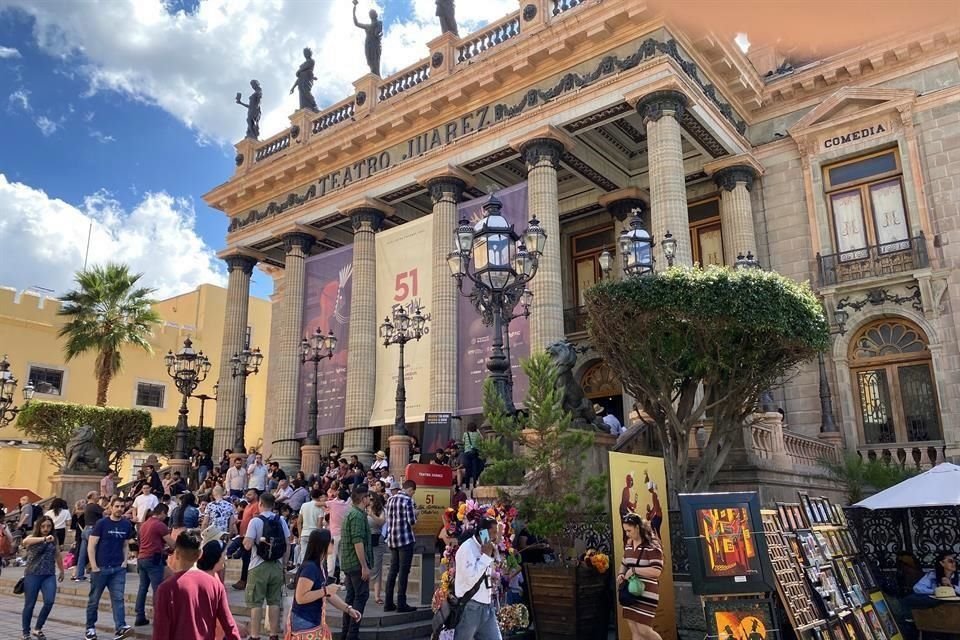 Las calles de Guanajuato lucieron nutridas de gente los fines de semana, pero no como en ediciones anteriores.