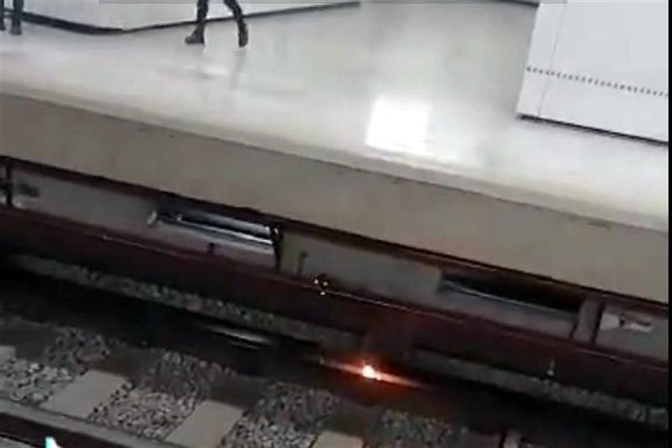 Usuarios captaron llamas en las vías de la estación Moctezuma del STC Metro.