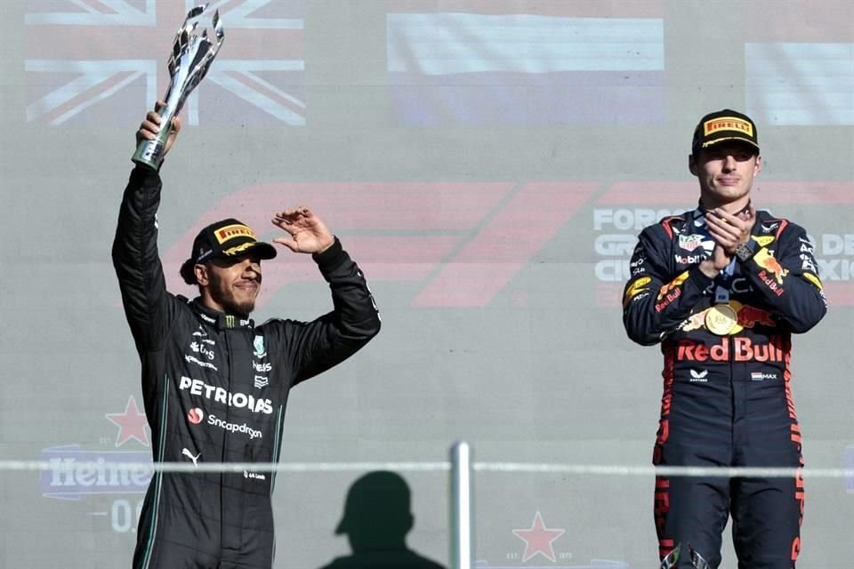 Lewis Hamilton aprovechó para recortarle puntos a Sergio Pérez a tres carreras de acabar la temporada.