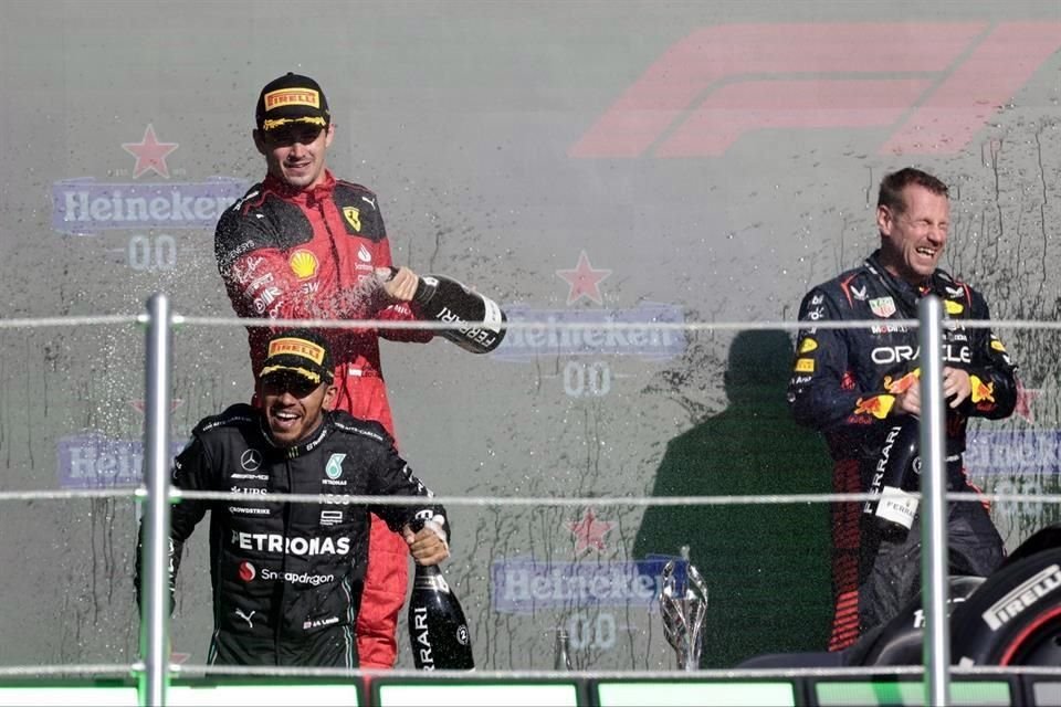 Charles Leclerc logró acabar en el podio del Gran Premio de México y recibió abucheos por el incidente con Sergio Pérez, al cual respondió que no pudo hacer nada.