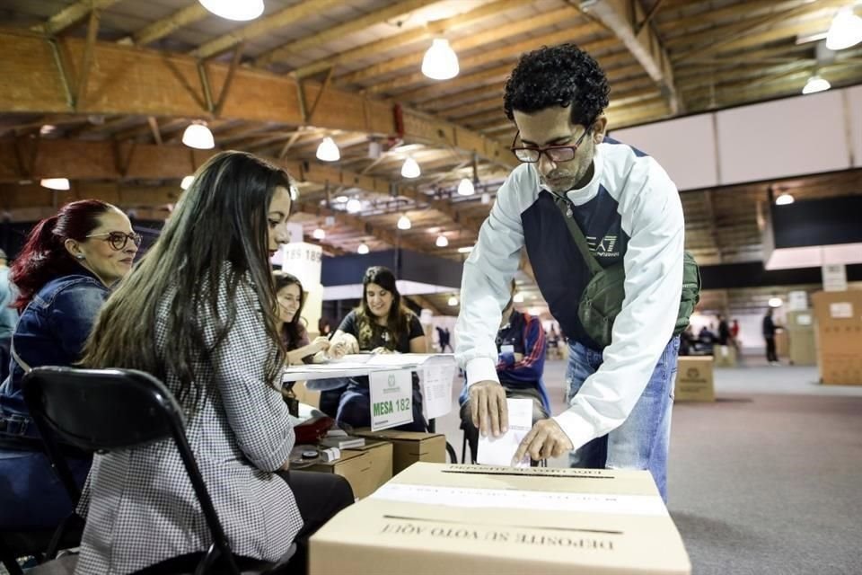 Un hombre emite su voto durante las elecciones territoriales en un centro de votación, en la ciudad de Bogotá.