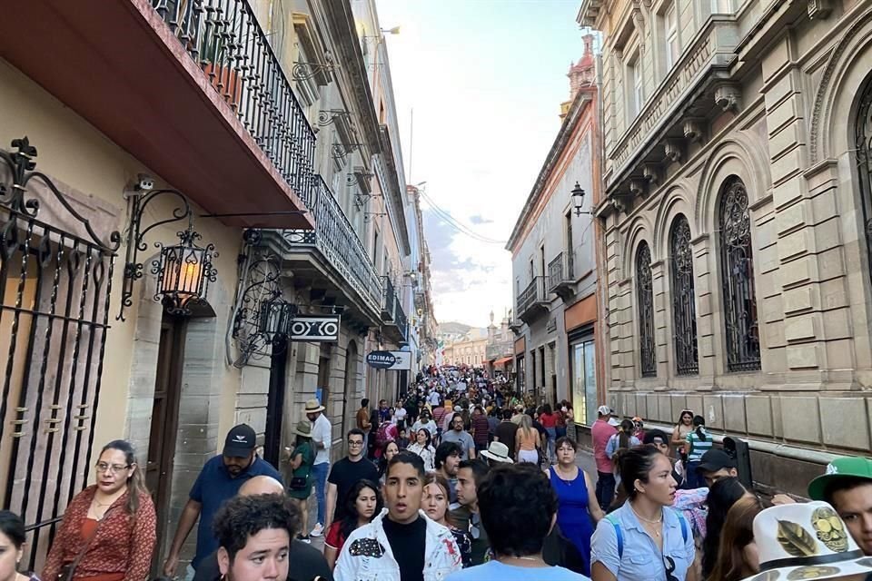 Las calles de Guanajuato lucieron nutridas de gente los fines de semana, pero no como en ediciones anteriores.