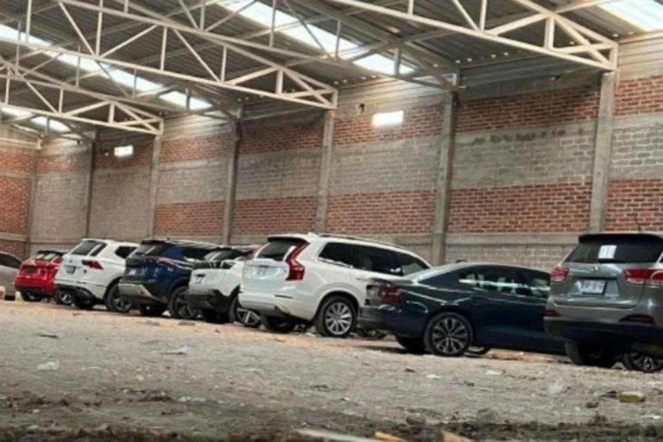 Una decena de autos fue robada por una banda de asaltantes en León, Guanajuato; tras operativo, autoridades recuperaron 9 de 10 unidades.