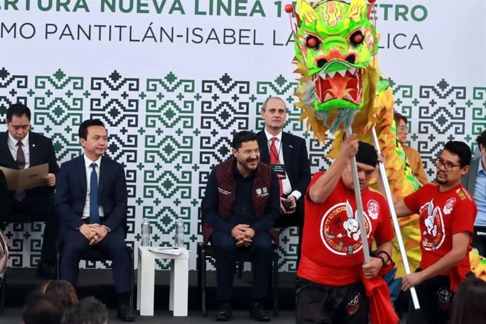 Durante el evento de inauguración, se realizó una danza del dragón, tradicional de China.