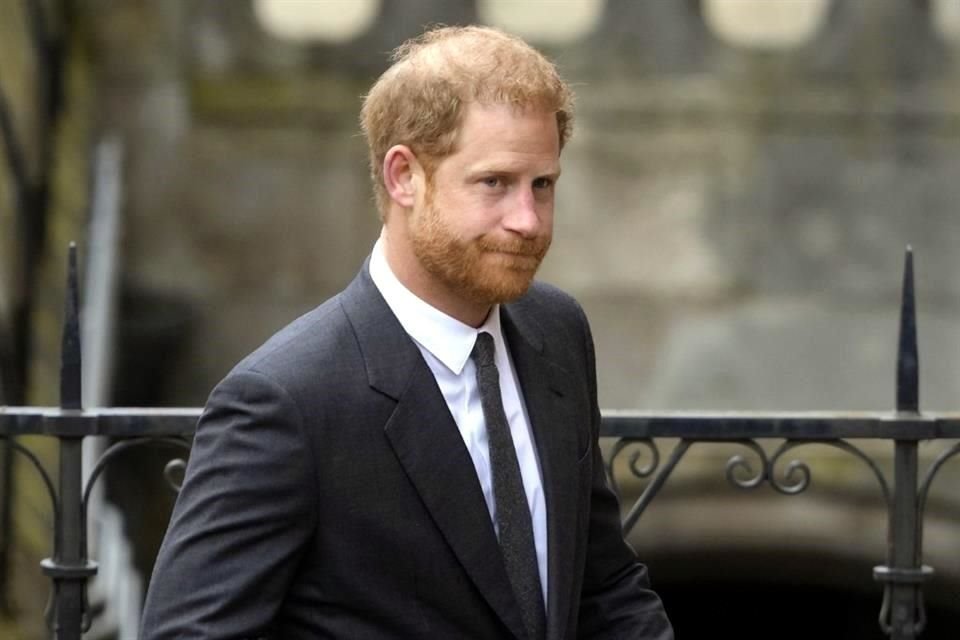 Un experto en la realeza comentó que el Duque de Sussex está luchando una batalla constante después de renunciar a la Familia Real en 2020.
