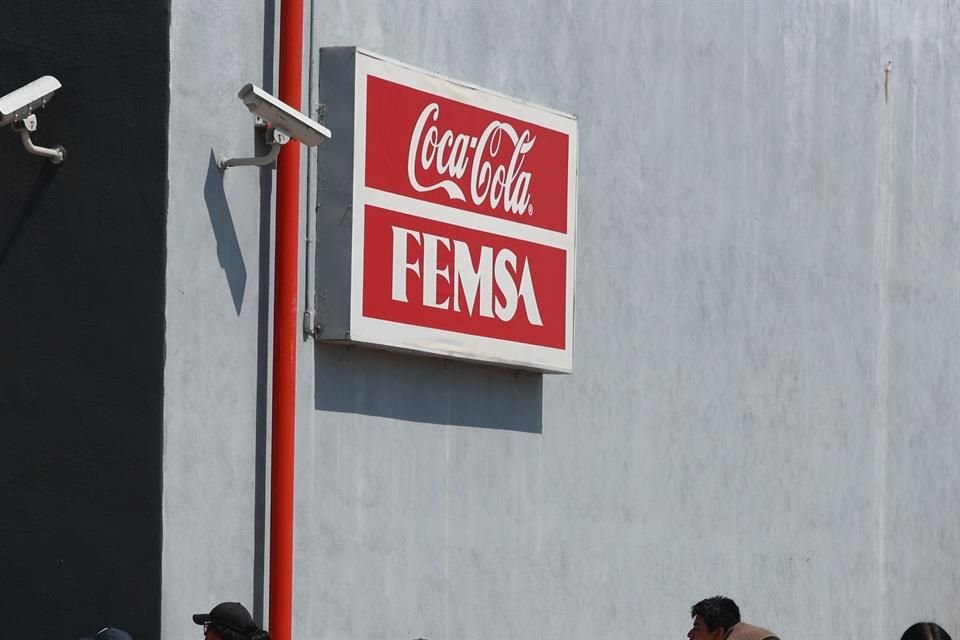 Femsa controla la embotelladora Coca-Cola Femsa y opera la cadena de tiendas Oxxo.