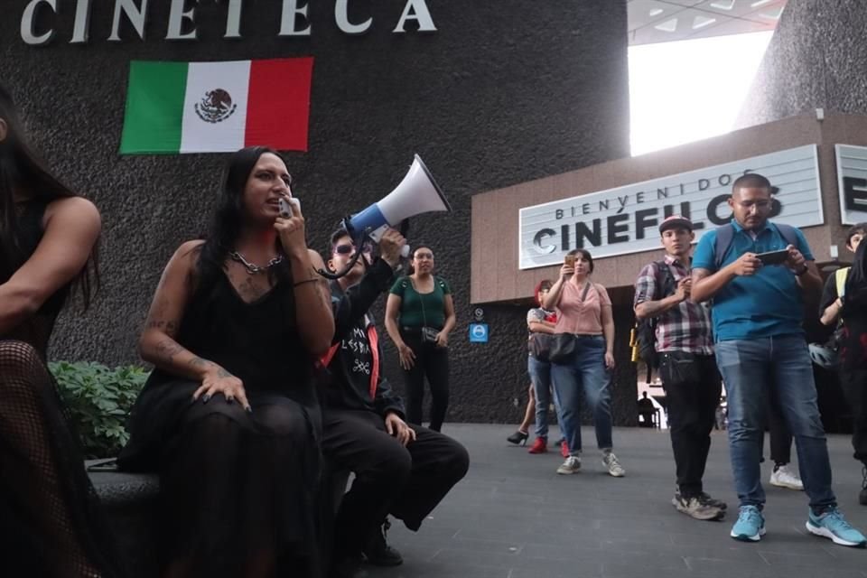 Laura Glover encabezó una serie de protestas en la Cineteca Nacional, a la que acusa de discriminación a la comunidad trans.