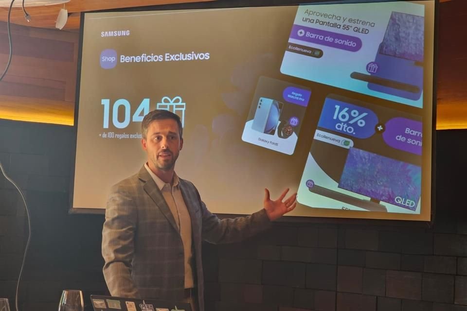 Guido Gallo, director de marketing y ventas en línea en Samsung México, presenta la nueva aplicación Samsung Shop.