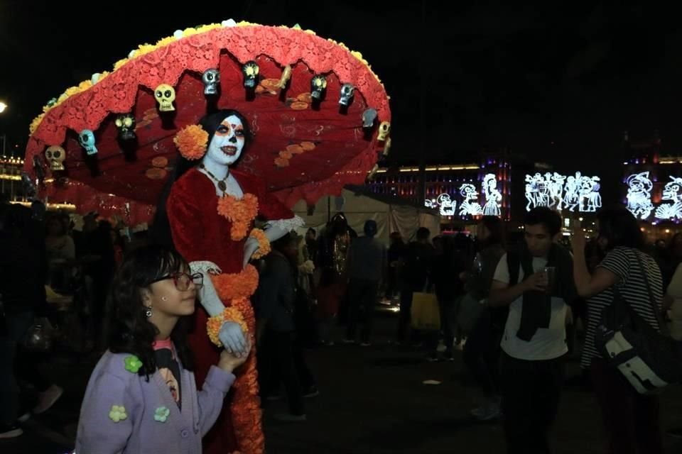 El 28 de octubre fueron encendidas el alumbrado por Día de Muertos en el Zócalo.