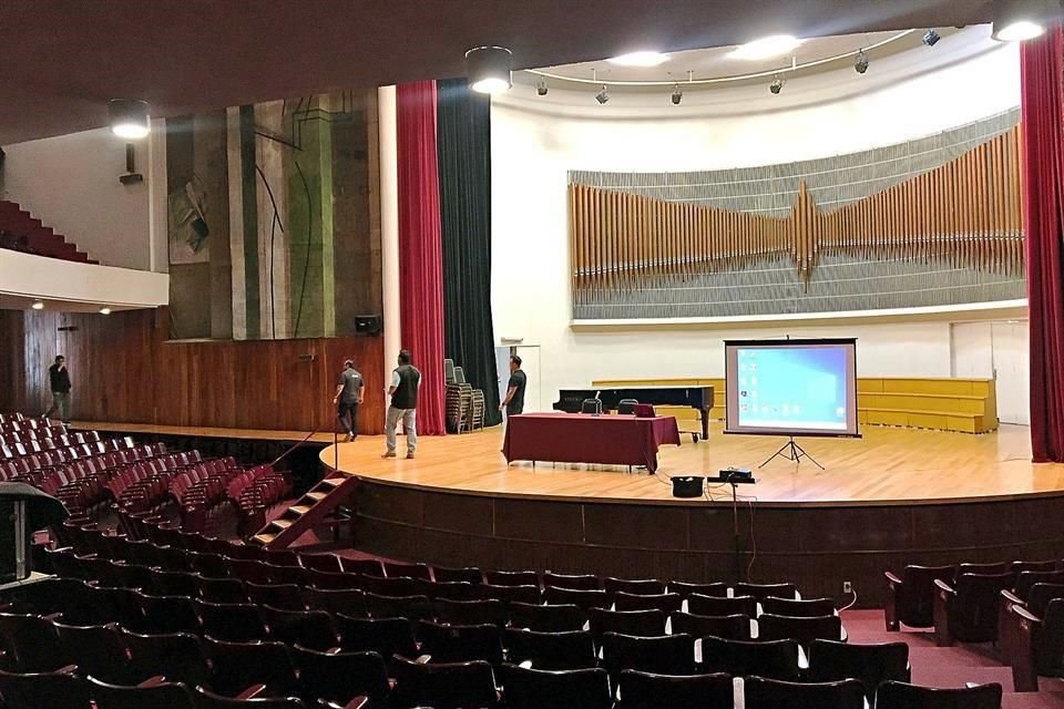 El auditorio ha sido renovado; así como los murales de Orozco a los costados del escenario.