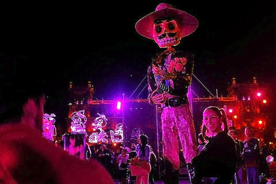 La ofrenda monumental es una de las principales actividades por Día de Muertos.