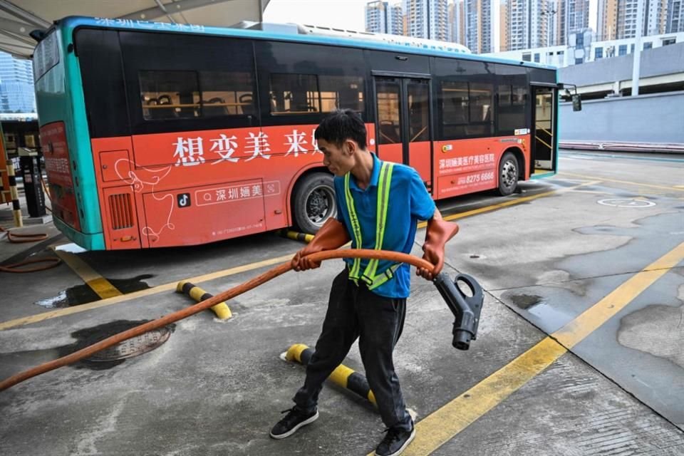 Shenzhen fue la primera gran urbe del mundo en optar en 2017 por autobuses totalmente eléctricos.