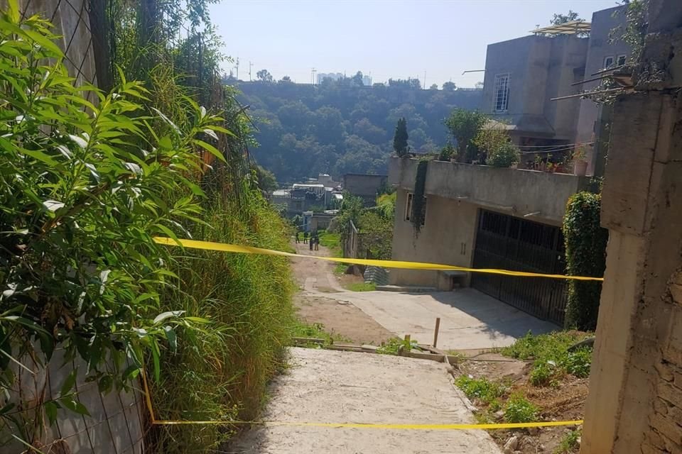 Vecinos informaron el hallazgo a Policías municipales quienes acordonaron ampliamente la zona para impedir el paso de curiosos.