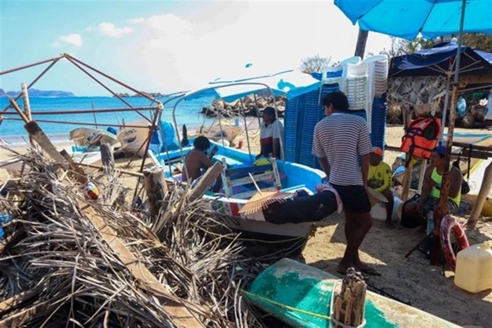 Del Zócalo hacia estas dos emblemáticas playas hay un recorrido de aproximadamente dos kilómetros en una vía en donde hay escombros, árboles y postes de luz eléctrica tirados en el piso.