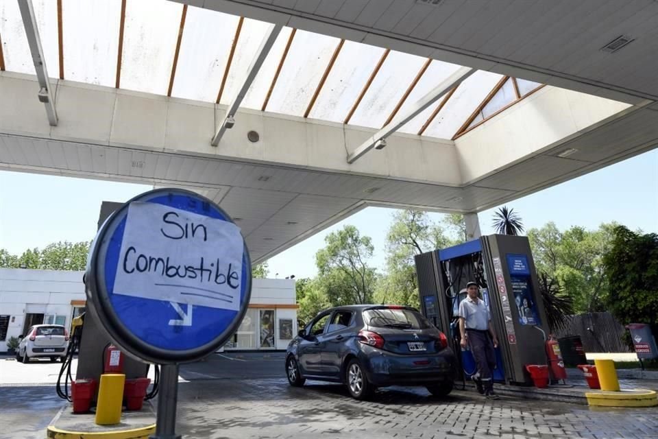 Un letrero escrito a mano alerta a los conductores que la estación de servicio se ha quedado sin gasolina.