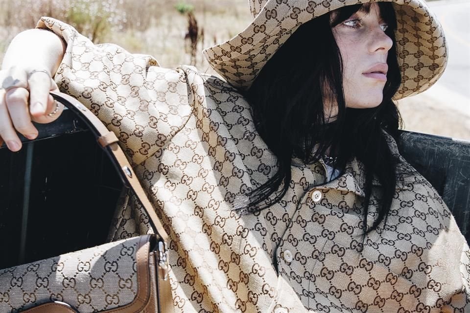 La casa de moda Gucci colaboró con la cantante Billie Eilish en la reinvención del bolso Horsebit 1955, libre de crueldad animal.