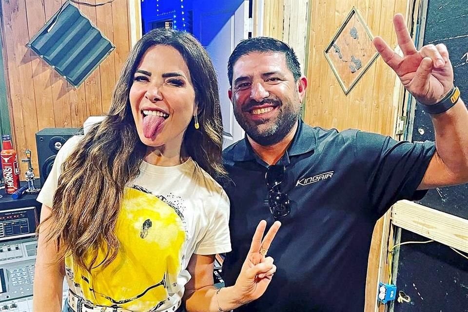 La cantante se reunió con Sergio Lizárraga en el estudio de grabación.