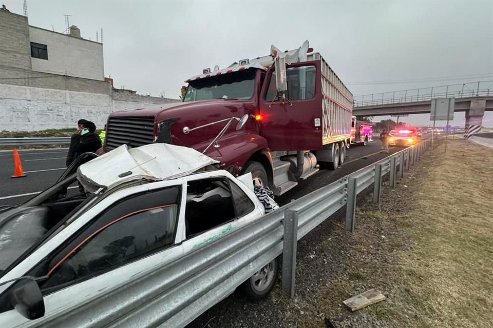 La colisión entre el tráiler de carga y un Tsuru blanco se dio a la altura del Municipio de Tecámac con dirección hacia la CDMX.