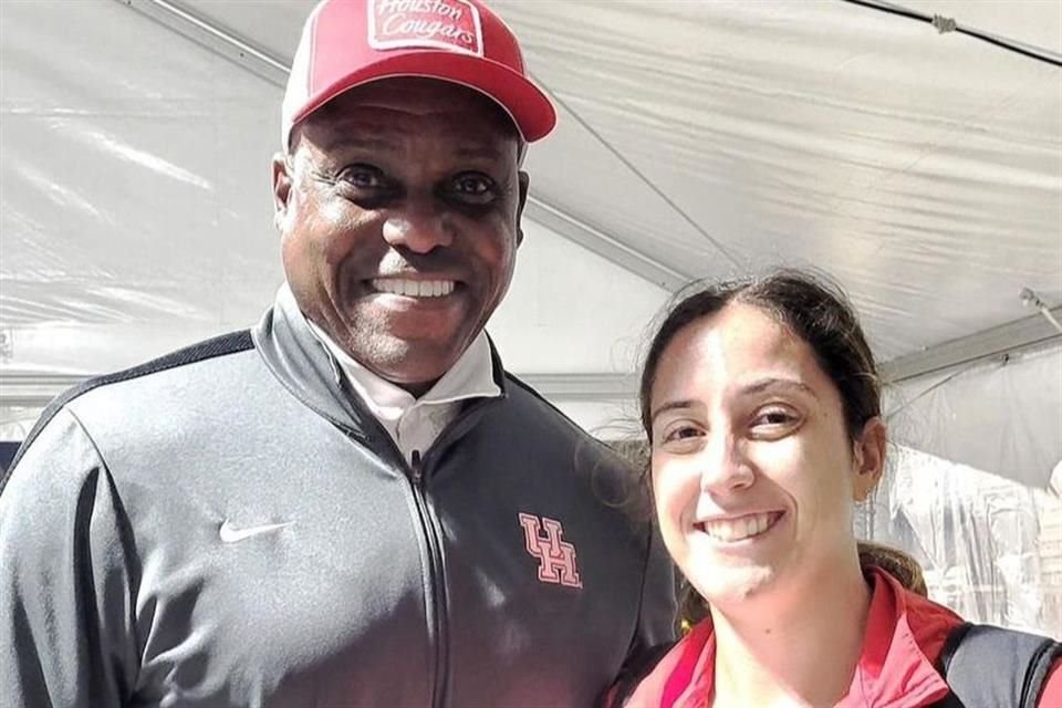 El nueve veces campeón olímpico Carl Lewis es el entrenador de la mexicana.