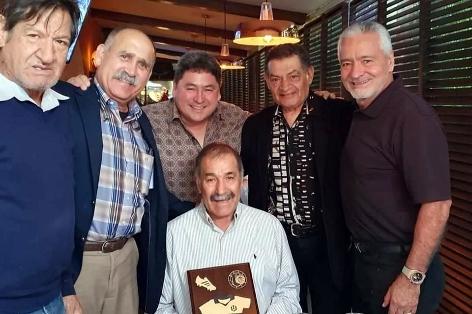 Salvador Carrillo (sentado) fue parte de los Tigres campeones de la Temporada 1981-1982.
