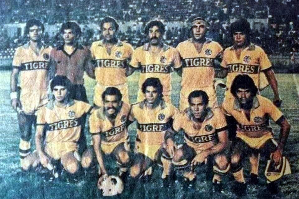 Salvador Carrillo jugó con leyendas felinas como Mateo Bravo, Osvaldo Batocletti, Sergio Orduña, Juan Manuel Azuara, entre otros.