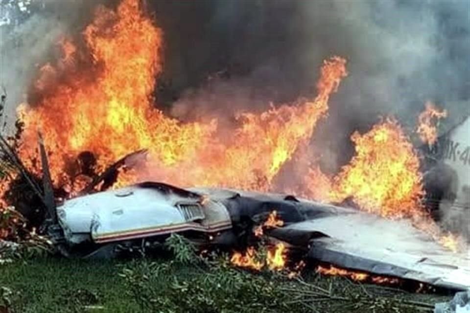 La avioneta se quemó por completo.