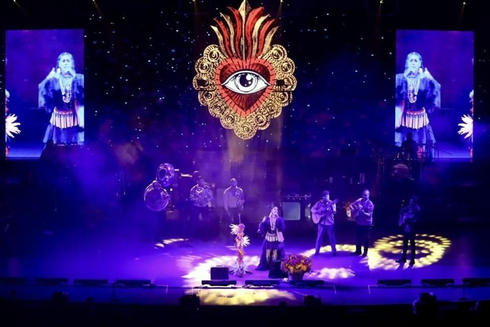 Dedica Lila Downs concierto y ofrenda a su difunto marido, Paul Cohen en el Auditorio Nacional lleno.